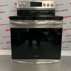 Brand New Floor Model Frigidaire Electric Range GCRE306CAFF For Sale