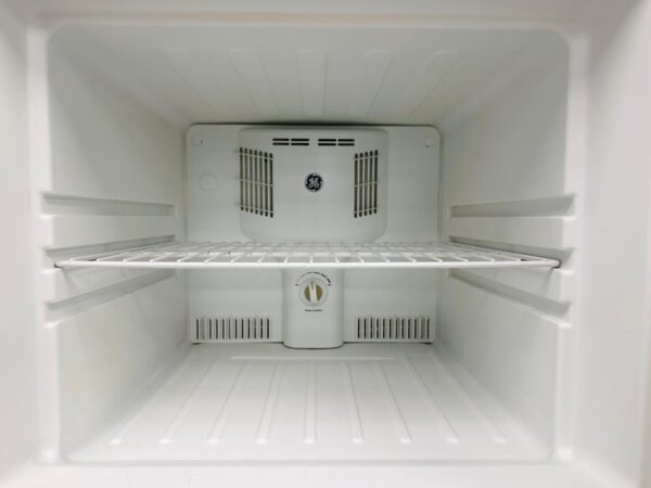 Used Frigidaire 24” Top Mount Apartment Refrigerator FFPT12F3NV For Sale
