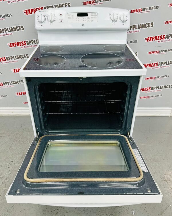 Used GE White 30" Glass Top Range JCBP670DT1WW For Sale