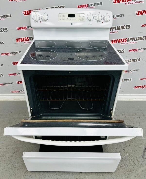 Used GE White 30" Glass Top Range JCBP78DP1WW For Sale