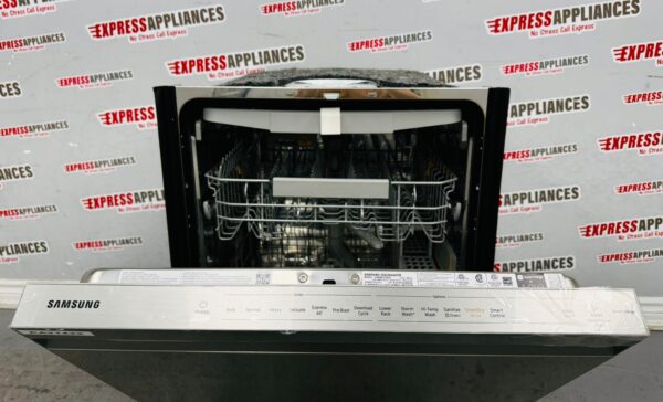 Open Box Samsung Built-in 24” Dishwasher DW80B7070US/AC For Sale