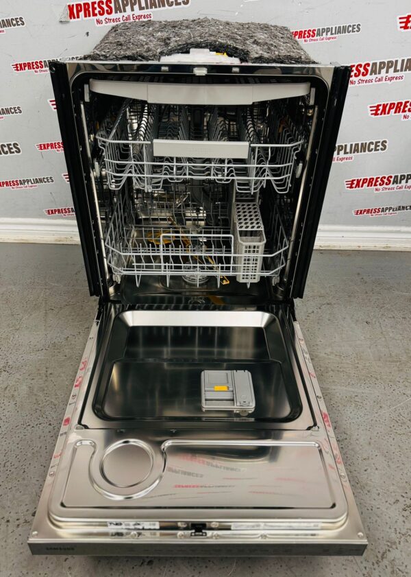 Open Box Samsung Built-in 24” Dishwasher DW80B6060US/AC For Sale