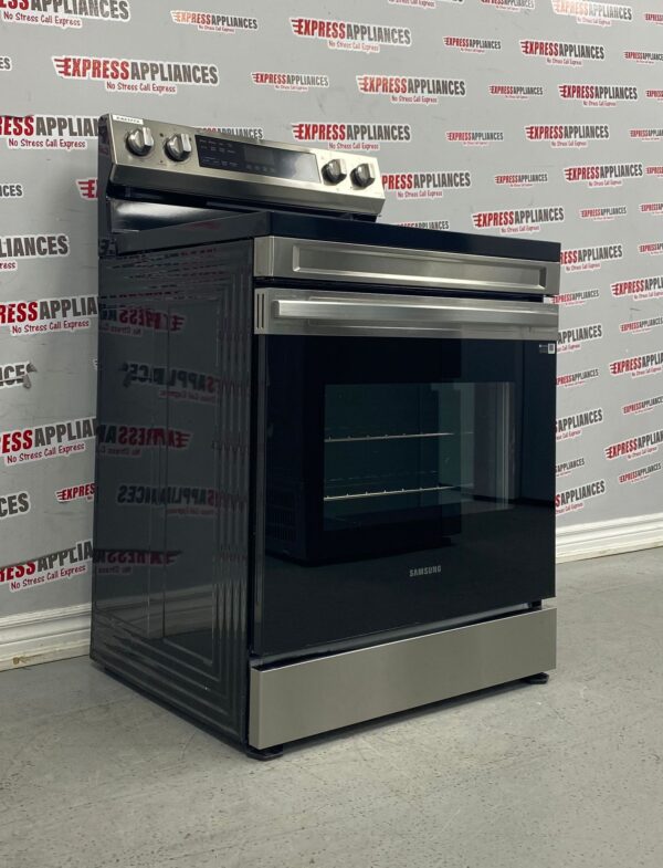 Open Box Samsung Freestanding 30” Glass Top Stove NE63A6711SS/AC For Sale