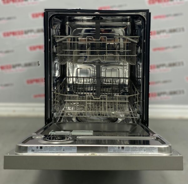 Used Samsung 24" Built-In Dishwasher DW80K2021US/AC For Sale