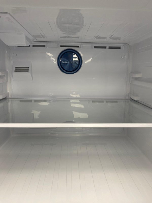 Used Samsung 29” Top Freezer Refrigerator RT18M6213SG For Sale